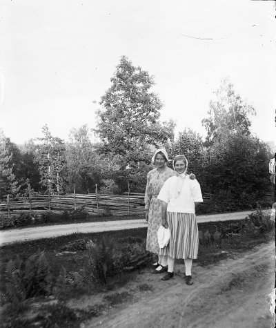 Hällebacka handelsträdgård

Många av bilderna i mappen Hällebacka kan lika gärna vara tagna kring Lidhem Locknevi.Trädgårdsmästare Johan Edvard Johansson flyttade till Hällebacka 1928 och byggde antagligen upp huset och handelsträdgården för Hällebacka omnämns inte i församlingsboken innan de flyttar dit. Johansson var trädgårdsmästare på Lidhem innan de flyttade till Vimmerby, därför är många bilder tagna där. Johan Edvard var gift med Alma Persdotter och det är deras fyra barn som förekommer på många bilder i den här mappen, Alma, Elsa, Nils och Erik Johansson. 

