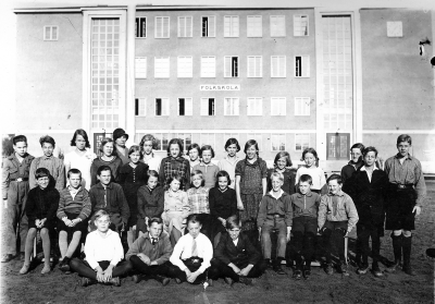 Folkskolan Vimmerby, från vänster 1. Sigrid Stenklint 2. Holger Danielson, ( Cykeloperatör ), 3. Enar Fredriksson ( kommunalarbetare ), 4. Emma, 5. Gunborg Andersson ( Lindström ), 6. Maj-Britt Jonsson ( Jonson ), 7. Margit Bäcklund ( Arvidsson ), 8. Dagny Andersson ( Forsberg ), 9. Gullan ( Dabäck ), 10. Britta Lundström, 11. Maj-Lis Johansson, 12. Maja Lindström ( Bengtsson ), 13. Ulla Beijer, 14. Stina Hallberj ,15. Einar Nilsson, 16. Olle Funke ( ingenjör ), 17. Olle Hagman, 18.?  19. Nils Malmström ( advokat Jönköping, 20. Ingvar Svensson, 21. Brita Samuelsson ( Johansson ), 22. Maj-Britt Flink ( Eriksson ), 23. Marianne Uhrström, 24. Astrid Gustafsson, 25. Karl-Olof Ståhl, 26. Alf Lindroth, 27., Gunnar Andersson, 28. Lage Andersson, 29. Erik Melander, 30. Olle Karlsson Björkhaga, 31. Hans-Birger Karlsson ( Husförsäljare ).        
