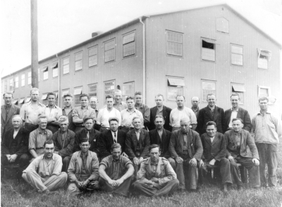 Ståhls möbelfabrik. 1. Natanael Magnusson fräsare  2. Sven Eriksson putsare  3. Karl Fransson limmare  4. Ivar Fjellander sprutare  5. Gösta Eriksson fanérare  6. Knut Lindberg snickare  7. John Eriksson polerare  8. Curt Larsson polerare  9. Sven Isberg polerare  10. Olle Bäcklund fanérare  11. Ragnar Ax maskinarb.  12. Birger Evander snickare  13. Erik Svanberg snickare  14. Karl Andersson snickare  15. Einar Johansson snickare  16. Gustav Lundberg brädgården  17. Karl Johansson snickare sed. verkmäst.  18. Willy Karlsson snickare  19. Gustav Bäcklund verkmäst.  20. Folke Haller Skulptör  21. Nils Ståhl Disponent  22. Badam Johansson  23. Karl Andersson fanérare  24. Robert Isberg snickare  25. Valdemar Johansson snickare  26. Henry Karlsson snickare  27. Ivar Svensson snickare  28. Edvin Eriksson Packare  29. Ernfrid Rosell fanérare  30. Erik Ax fanerskärare   