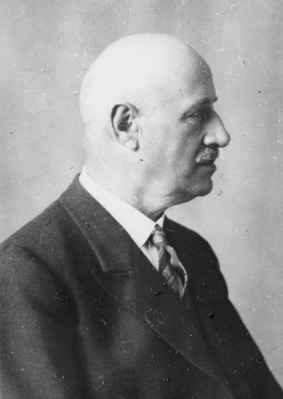 Axel Runqvist ( 1877-1940 ), överlärare i  Vimmerby.   