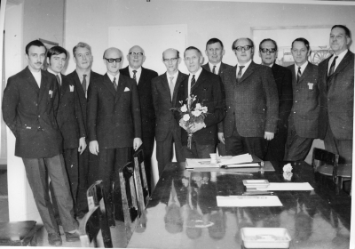 Stadens Brandstyrelses sista sammanträde, dec. 1970.  1. Bernt Johansson Brandmästare, 2. Sten Karlsson Verkmästare, 3. Harry Liljeblad, Polisassistent, 4. Bengt Hellqvist Arkitekt, Vice ordf. i Brandst., 5. Gunnar Persson Chaufför, 6. Per Hultkvist Lantbrukare, Borg, 7. Thorvald Eriksson Bibliotekarie Ordf. i Brandstyrelsen, 8. Allan Nilsson, Förman, 9. Nils Nicander Brandchef, 10. Karl-Erik Lindström, Mätningsman, 11. Yngve Karlsson vice Brandchef, 12. Gösta Hammar, Charkuteriarb.  