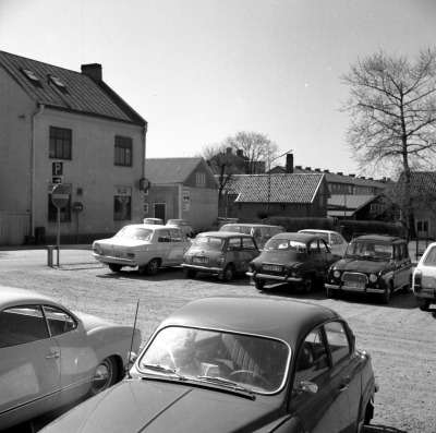 Sevedegatan 26,
gamla mejeriet, sedan Holmströms bilaffär. I bakgrunden till höger H.S.B.-husen Stora byggnaden mellan dessa nämnda hus är Axel Ståhls 1970-talet. T.E

Dok.110218/KG

