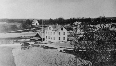 Taget omkring 1910 i bakgrunden kyrkogården. Till vänster ett stall, vita huset Torsborg, i bakgrunden gravkapellet.   T.E.