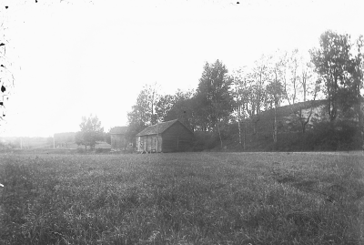 Bränneriet med uthus
Åbrovägen

Lustigkulle där ofta kringvandrande nasare låg och sov. Det var jattespännande stt smyga på dem, tyckte vi ungar.
