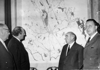 1. ?  2. Erik Paulsson, lantmätare 3. Ivar Persson, landshövding 4. Björn Lindberg, stadsdirektör.   