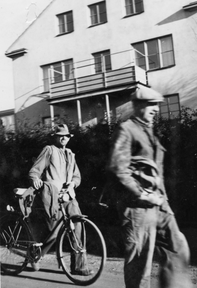 Axel Karlsson med cykel, Sveaborg och Karl Olsson.