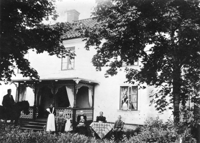 Gästgiveriet i Födinge, som drevs av Amanda Karlson.   Fr. v: August,  Anna, Hilda med 3 barn, Mor Amanda, o Hugo. I fönstret: Jenny       Frödinge by.