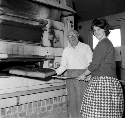 Cederfelts bageri
Fritjof Cederfeldt, Margareta DeFlon

Dok.110617/KG