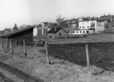 Karlbergs bilverkstad vid Stångågatan bykälla

Dok.100528/KG