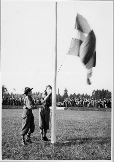 Flaggan hissa av scouter, första tävlingsdagen 16-10-1949

Invigningen av speedwaybanan

Dok.20100415/KG