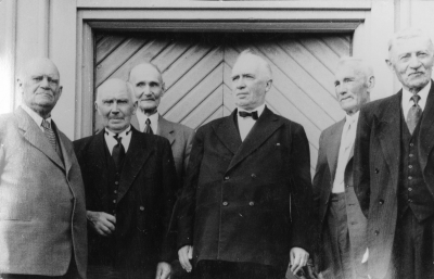 Häradshövding Emil Severin och nämdemän i Tuna. (Ishult)  Fr.v 1. Axel Lindén,  Kristdala 2  Otto Larsson, Fallebo Kristdala 3  A.E. Klingstedt, Tingshusvaktmästare 4  Emil Sevrin, Häradshövding Vimmerby 5  Oskar Fransson Össebo Tuna 6. David Karlsson, Flohult Tuna. Sista tinget i Ishult hölls 1935, Bilden togs 20 år senare 1955     T.E.