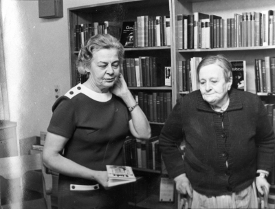 Vimmerby sjukstuga 1972. Elsie Eriksson sköter bokutlåningen måndag o fredag. Låntagare är Helga Wall. T.E.