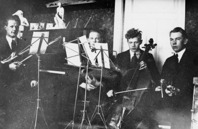 Från vänster 1. Willy Karlsson möbelsnickare ( 1 violin ) 
2. Ture Grönkvist frisör ( Viola ) 3. Harry Karlsson möbelsnickare ( Cello ) 4. Axel Rundqvist möbelsnickare ( 2 violin ). Kortet tagit i Willys hem på Storgatan 13, Vimmerby. 