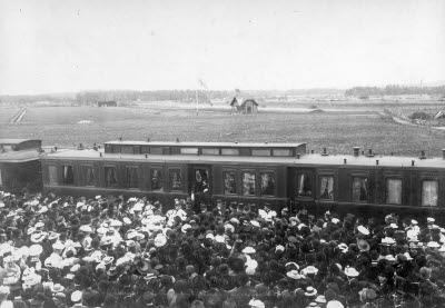 Kung Oscar med uppvaktning lämnar Vimmerby.   T.E.