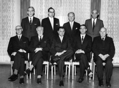 Drätselkammaren 1960 - 1963
Stående från vänster:
Bertil Melin stadskamrer
Harry Karlsson ( C )
Bengt Hultquist ( M ) ( H )
Håkan Andersson stadsingenjör
Sittande från vänster: 
Robert Karlberg ( Fp )
Nils Ståhl ( M ) ( H )
Tore Lundgren ( S )
Per Möller ( S )
Gunnar Persson ( S )
