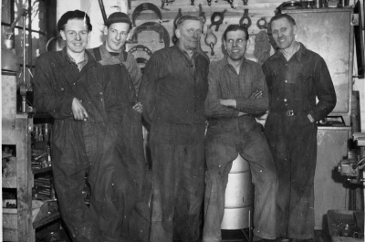 Beijers Motorfabrik, från vänster  1. Nils Gustavsson, svarvare 2. Arne Karlsson, svarvare (Gyllentupp" 3. Valfrid Johansson, hyvlare o borrare (Vale)  4. Bengt Karlberg, svarvare 5. Thorvald Eriksson, svarvare.  
