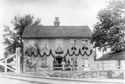Vid Västra Tullen 1902, järnvägsinvigningen. Huset revs på 1960-talet (mer troligt runt 1953)  ägdes av Axel Fagerholm. I detta hus  fanns en fin Fransk tapet från 1820-talet.Tyvärr togs den inte tillvara mer än någon bit bit som finns i stadshusets förråd, och har varit med på utställningen "Städer i förvandling" som visades i några städer. T.E.