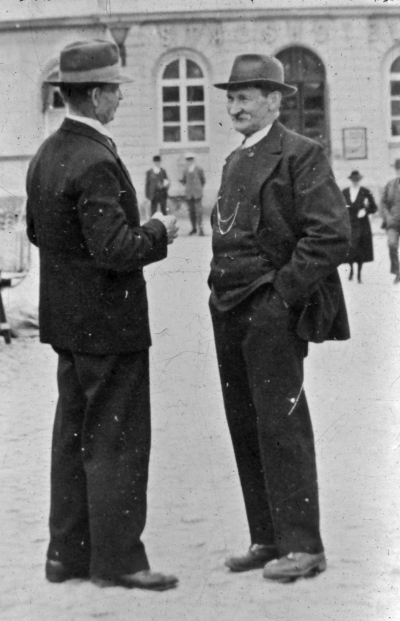 Torget män Stadshotellet

090407/KG