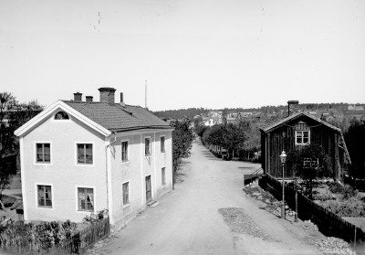 Norrtull, Drottninggatan norrut, Norra Tullstugan senare flyttad till Gästgivarehagen,
där nerbränd 2005.

Drottninggatan vid sekelskiftet, till höger  den så kallade Melkerssonska gården Klockaregården flyttades till Gästgivarhagen på 1930- talet. Huset till vänster Lantmätare Mathias Rosins gård, byggd 1851.			