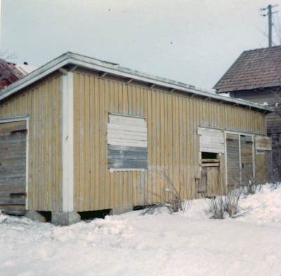 Uthuslänga vid Kyrkogårdsgatan
Nedplockad av Tage Karlsson och sedan uppbyggd som sommarstuga i Solnebo 