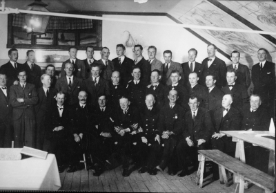 Gillestugan. 1. Ivar Johansson, Förrådsman, 2. Henry Karlsson Ondii Frisör, 3. Sven Tunberg, 4. Helge Svahn, Handl, 5. Robert Gustavsson Rättare, 6. John Vogel, Urmakare, 7. Nils Dahlgren, Handl, 8. Kurt Orrhammar, 9. Gunnar Johansson, Köpman, 10. Georg Seger, Snickare, 11. Kurt Grönbäck, Rörar 12. Gustaf Svensson Södra Vi, 13. Hugo Jaensson, Bilrep, 14. J.B. Bälter, Handlande, 15. Olof Dahlin, Plåtslagare, 16. Ivar Lindblom Plåtslagare, 17. Hilding Jaensson, Stadsmontör, 18. Folke Kask, Åkare, 19. Einar Lindblom, Trädgårdsmästare, 20. Staffan Vettermark, Affärsbiträde, 21. Erik Jansson elektriker, 22. Douglas Wistrand, Plåtslagare, 23. Gottfred Lindblad, Smed, 24. Einar Pålson, Guldsmed, 25. Folke Lönngren, Bilrep., 26. Hilding Nilsson, Smed, 27. Robert Hammarlund, Murare, 28. Napoleon Karlsson, Skomakare, 29. Martin Dahlin, Plåtslagare, 30. Ludvig Pålsson, Brandchef Guldsmed, 31. Oscar Johansson, Tapetserare, Vice brandchef, 32. Karl Fransson, Virkesmätare, 33. Sven Jakobsson, Sotare, 34. Oscar Svanberg, Sadelmakare, 35. Ivar Vettermark, Plåtslagare.   