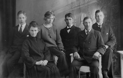 Personerna på bilden har tidigare omnämnts som Norman. Detta stämmer ej, enligt nära släktingar.