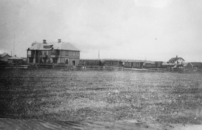 Järnvägen sedd från nordväst i början på sekel.