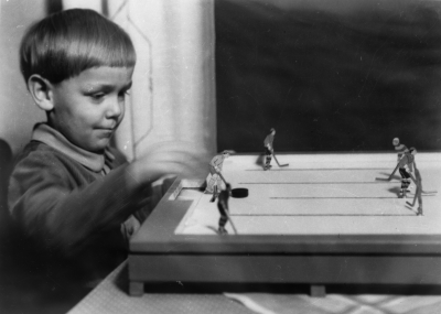 Pojke med ishockeyspel
( Oscar Leanders son ) 

Dok.100527/KG