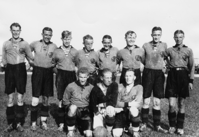 Stående från vänster. 1.  Ingmar Karlsson, Metallarbetare  2. Nils Perfekt, Journalist  3. Eskil Holst, Diversearb.  4. Göte Leijon, Målare  5. Helge Fransson, Frisör  6. Gunnar Andersson, Träindustriarbetare, sedan affärsman  7. Sture Beijer, Järnsvarvare  8. Karl Stockius, Typograf.  Sittande från vänster,  9. Gustaf Ossovicki, Plattläggare  10. Linné Fasth, Snickare  11. Knut Karlsson, Chakuteriarbetare   V.I.F.  
