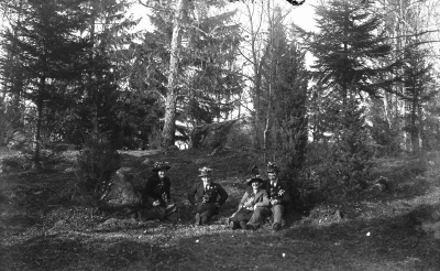 Studerande vid Gamleby folkhögskola lantmannaskola, ute och plockar vitsippor.