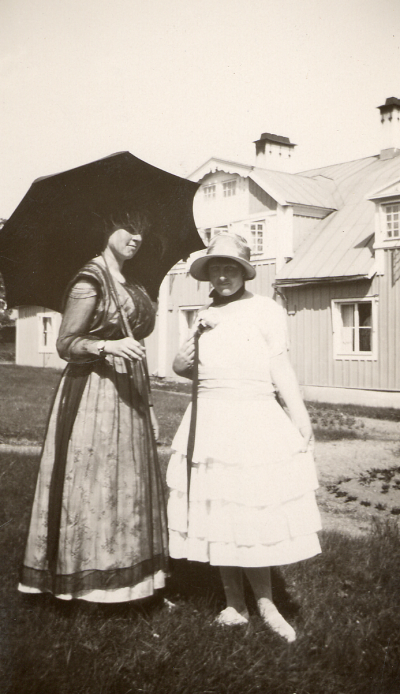 Ytternora vilohem i juli
Fröknarna Jönsson och Ahlborg

Dok.090701/SJ