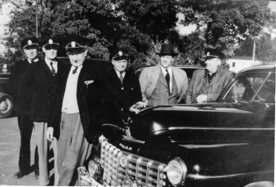 Vimmerby taxi år 1955. Fr.v. 1. Olof Karlsson 2. Erik Liljeblad 3. Axel Olsson 4. Gösta Johansson 5. Nils Perfekt, utställningskommisarie 6. Börje Söderberg.   