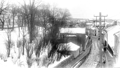 Storgatan före 1929 närmast till vänster Ahlstrands hus revs och Terassen var färdig 1929 för medel donerade av Skeppsredare Gustaf Reuter Göteborg född i V-by.   T.E.
