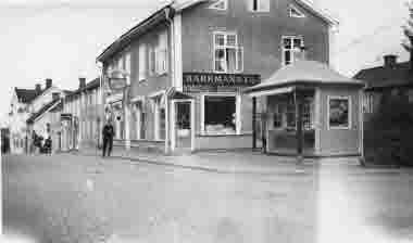 Sevedegatan Henry Thörnqvists Bosättnings- och Diverseaffär 1920-talet. När Epa-huset byggdes var alla borta Tidigare hade Berggren affären (gjorde konkurs). T.E