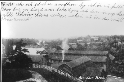 1910-talet Storebro Bruk. Vi äro ute och plockar smultron ty det är så fullt. Dom har en hund som heter Lyra och den är mycket snäll. Skriv Lisas adress också så är du snäll. Skriv snart !     Okänd