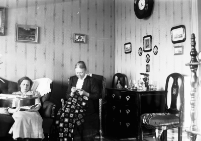 Från vänster: Ingeborg Forsell och Beda Forsell 
Storgatan 5 Vimmerby