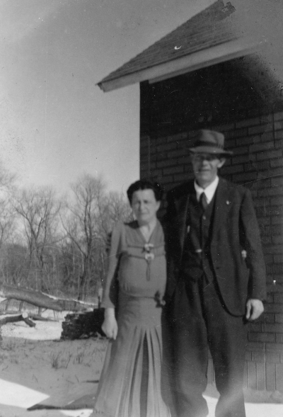 Storebro   Selma o Lars Ingebriglsen på deras farm i Iowa USA     Okänd

