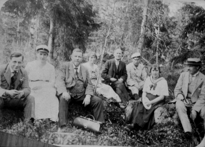 Skollärare på utflykt.Fr,v
1. 
2. 
3. Överlärare Ivar Ängqvist, V-by
4.
5. 
6.
7.
8.

