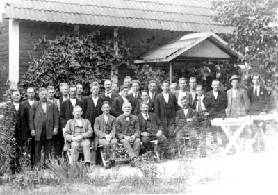 1. Johan Söderberg Maskin-snickare  2. Erik Svahnberg M.snickare  3. Robert Isberg, Snickare  4. Ragnar Ax Maskinsnick.  5. Willy Karlsson, Snickare  6. Hjalmar Ax, Möb.snickare  7. Karl Svensson, snickare  8. Harry Karlsson, Snickare  9. Radam Johansson, snickare  10. Karl Andersson Fanérare  11. Axel Rundqvist Möb.snickare  12. Sven Erik Andersson Eldare  13. Kurt Larsson Möb.snickare  14. Axel Leander ( dövstum ) Möb.snickare  15. Nisse Ståhl Kontorist  16 Axel Ståhl, Fabrikör  17. Valdemar Johansson Möb.snickare  18. Gustaf Johansson Kontorist  19. Gustaf Svensson Möb.snickare  20. Knut Lindberg snickare  21. Sven Ericsson, Snickare  22. Gustav Bäcklund Maskinsnickare  23. Einar Johansson, Snickare  24. Erik Ax.d.y. Lärling ( springpojk )  25. Karl Johansson, Snickare  26. Birger Evander Möb.snickare dövstum  27. Teodor Gustafsson Möb.snickare ( Fräsare )  PS. Två av de anställda vid fabriken saknas på kortet Hjalmar Broo Möb.snickare Hennry Karlsson Möb.snickare Kortet tagit vid fab. Ståhls sommarbostad Stjärnevik vid Krön.   