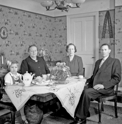 Edvin Carlsson med familj 
- snickare -

Dok.111101/KG
