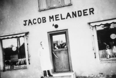 Jacob Melanders affär i fastigheten Sofiero i Tuna stationssamhälle

Reprofoto
