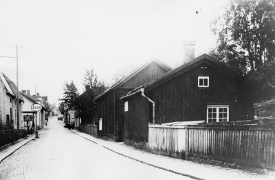 Sevedegatan 1945 till höger hovslagare Linds smedja, till vänster Oscar Leanders gummiverkstad. T.E