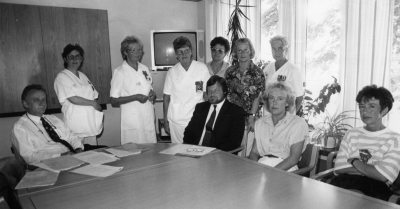 1992-06-04. Det fanns ett förslag att lägga ner kirurgmottagningen och avd 1 på Vimmerby sjukhus. Chefsläkare Leif Carlsson och Sjukhuschef Sonny Johansson informerar här ang förslaget. I sept samlades personal för att gå igenom hur vi skulle kunna demonstrera mot förslaget. Resultatet blev nedläggning av akutavdelning 1 1993, medan kirurgmottagningen fick bli kvar.

Från vä Leif Carlsson, Barbro Larsson, Elsy Nilsson, Vivianne Engborg, Sonny Johansson, Ingela Carstenbach, Anita Hammar, Siv Norman, Gertrud Odin Svensson och Anita Palmquist.