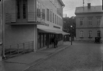 Vimmerby Stadshotell rakt fram,  ingång till hotellträdgården till vänster.



Dok.070817/RS
