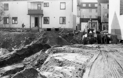 Hus i kvarteret Näktergalen har rivits. Länge var här ett grusområde som i folkmun kallades "Gropen". Huset till vänster kom att inrymma stadsmuseet Näktergalen.