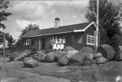 "Idyll vid sjön Krön.

Kaffestugan vid Krön.
1925 tog häradsskrivare Winqvist initiativet till kaffestugans tillkomst.
Majblommekommittén, med Fru Mimmi Ingeström i spetsent, satte fart på rörelsen.
För tre år sedan överläts kaffestugan till åkeriägaren Erik Kask, Vimmerby.
Själva kaffestugan är inredd till serveringslokal, avklädningsrum för damer samt kök, och uppe på taket har man anlagt en trevlig veranda"
ur: Vimmerby Tidning, 17/7 1940



Dok.070817/RS