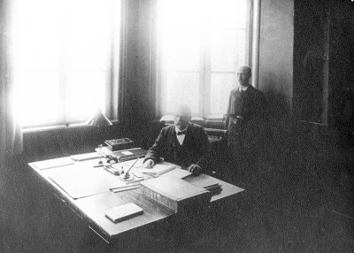 Rektor Björklund och  vaktmästare  Axel Lindström ( Lars Alfred Björklund var rektor åren 1903 - 1910 ).                  