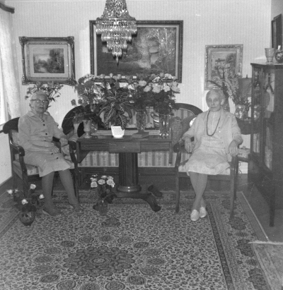 Pauline o. Elisabeth Andersson, i hemmet på Storgatan ( H.V. Anderssons Hatt o Mössaffär ).         