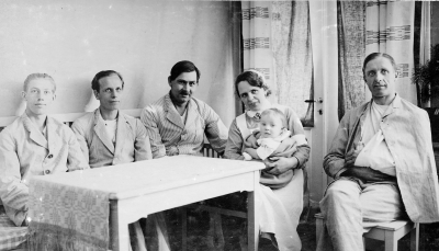 Vimmerby sjukstuga 1929 Fr.v. 1 Gunnar Karlsson Vimmerby, 2 Bredsäter Virserum, 3 Pettersson Hultsfred, 4 Syster Febe, 5 Karlsson Målilla. T.E.