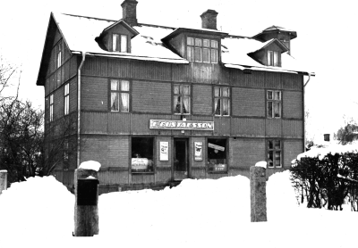 Drottninggatan 31 
Ernst Gustafsson  och Agnes speceriaffär. Ernst var biträde hos J.B. Ohlsson på Storgatan på 1930-talet öppnade affären på bild. Nils Stenberg arbetade här 1937-1955.  Nuvarande ägare Tandläkare Sten Nachweij. Britt Keramik fanns här.